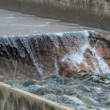 Giant cavity opens in Oroville Dam spillway as Jerry Brown focuses on Delta Tunnels